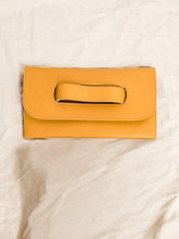 Load image into Gallery viewer, Mare Handle Clutch