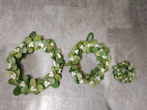 Felt Mistletoe Wreath: 9"