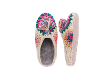 Load image into Gallery viewer, Granny Square Slippers
